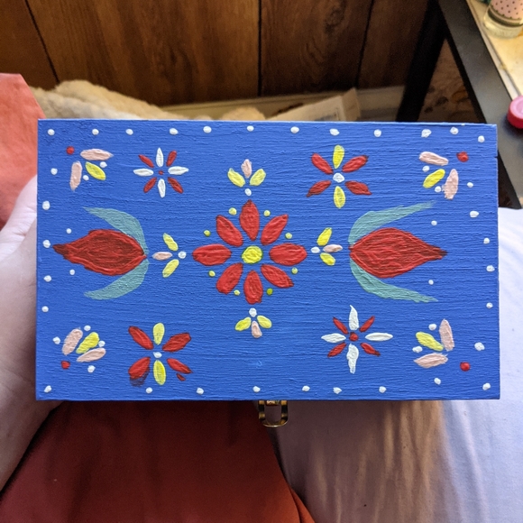 Hi! I am selling this hand painted wooden box - Picture 5 of 7